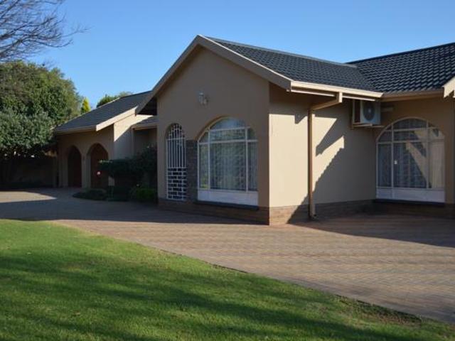 6 Bedroom Duet in Flamwood