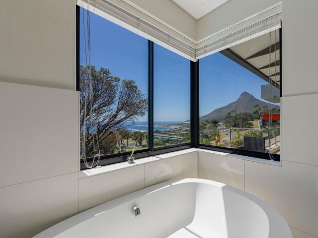 6 Bedroom House For Sale in Camps Bay