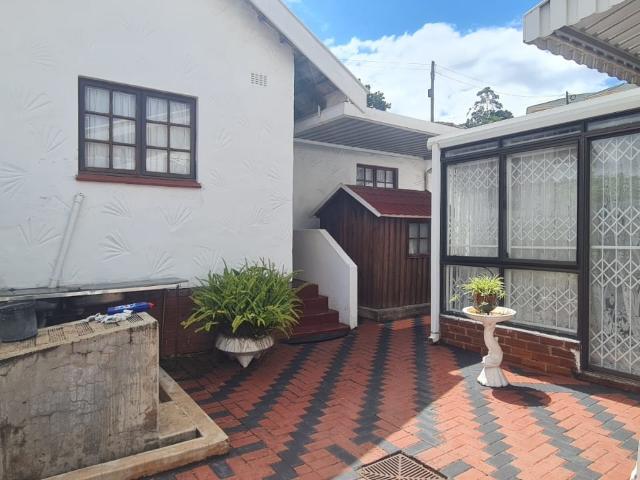 6 Bedroom House For Sale in Chatsworth Central