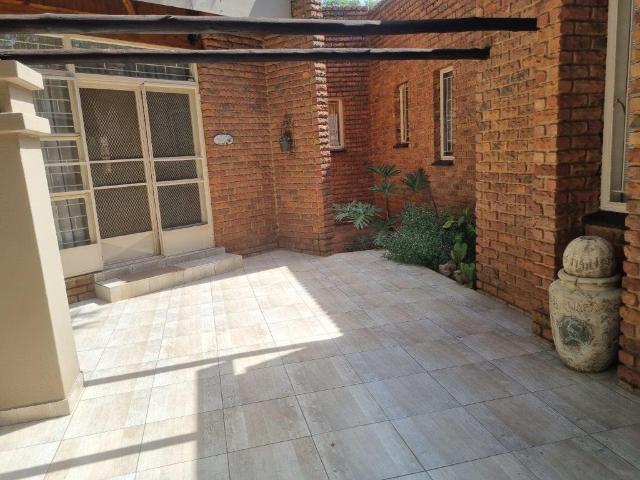 6 Bedroom House For Sale in Chroompark
