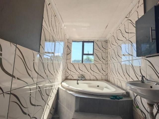 6 Bedroom house for sale in Clayfield, Phoenix