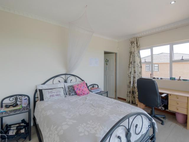 6 Bedroom House For Sale in Amanzimtoti