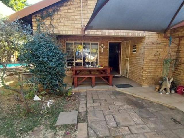 6 Bedroom House For Sale in Bo dorp