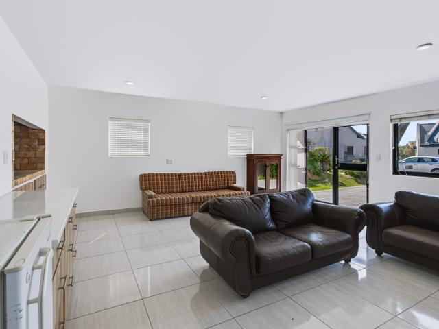 6 Bedroom House For Sale in Boggomsbaai
