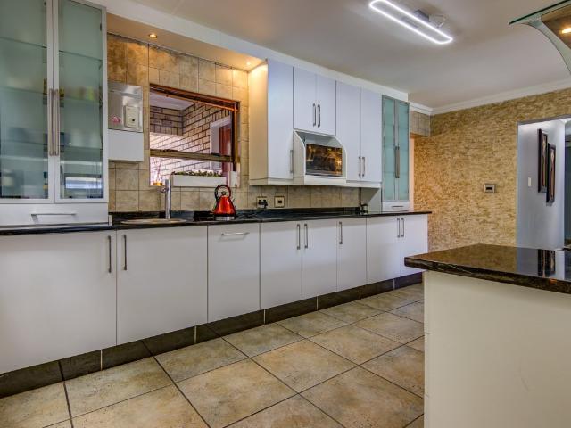 6 Bedroom House For Sale in Blue Gill Estate