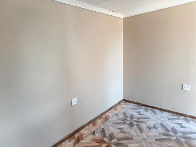 6 Bedroom House For Sale in Bloemside 5