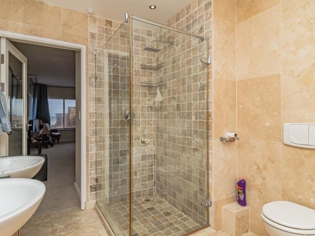 6 Bedroom House For Sale in Bloubergstrand