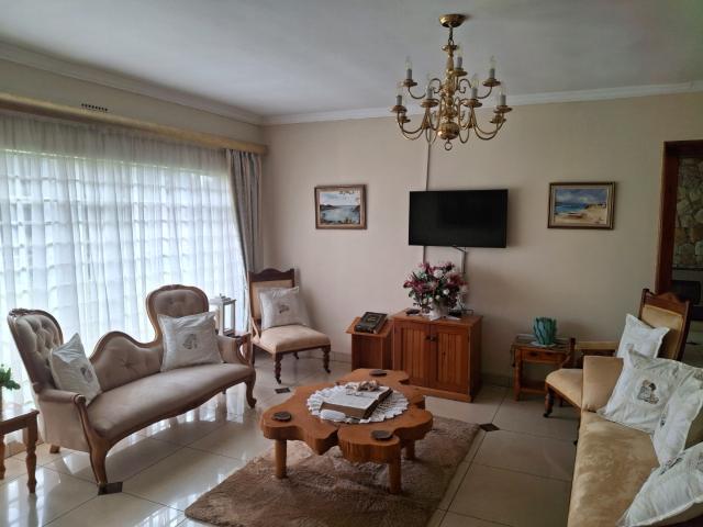6 Bedroom House For Sale in Brackenhurst