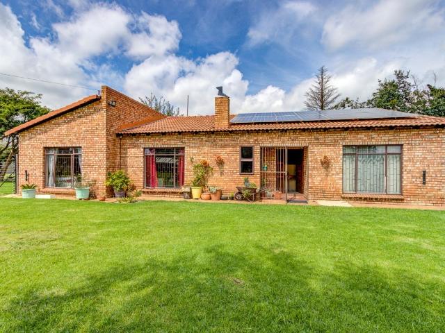6 Bedroom House For Sale in Bredell