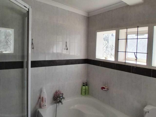 6 Bedroom house for sale in Golf View, Mafikeng