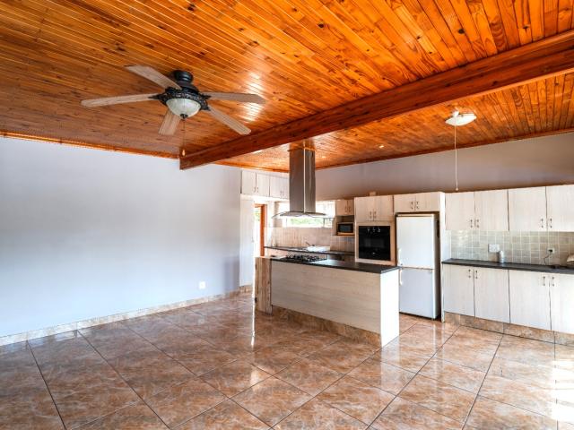 6 Bedroom House For Sale in Eden
