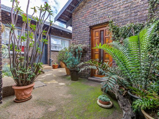 6 Bedroom House For Sale in Edleen