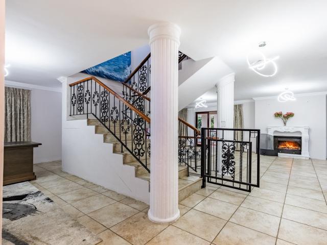 6 Bedroom House For Sale in Faerie Glen