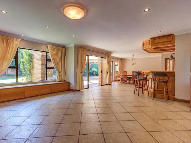 6 Bedroom House For Sale in Farrarmere