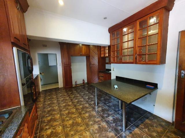 6 Bedroom House For Sale in Florauna