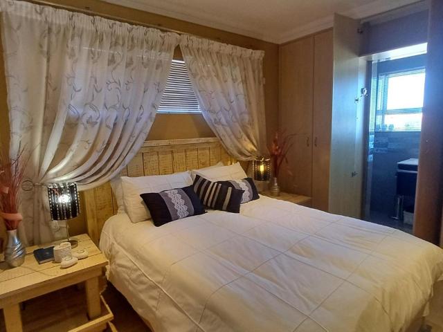 6 Bedroom house for sale in Fraaiuitsig, Klein Brak Rivier