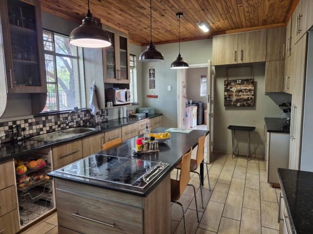 6 Bedroom House For Sale in Kathu