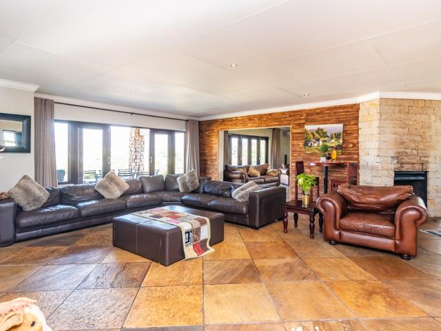 6 Bedroom House For Sale in Honingklip AH