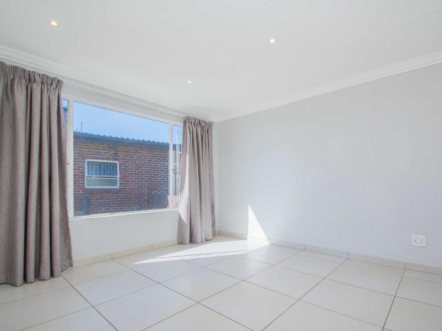 6 Bedroom House For Sale in Helderkruin