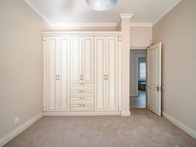 6 Bedroom House For Sale in Olympus AH