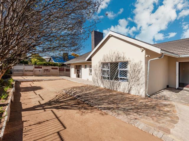 6 Bedroom House For Sale in Lambton