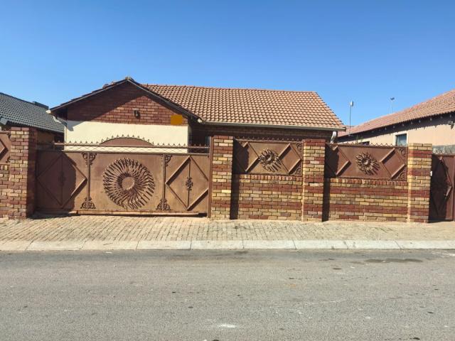 6 Bedroom House For Sale in Leboeng
