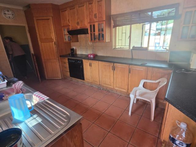 6 Bedroom House For Sale in Lephalale