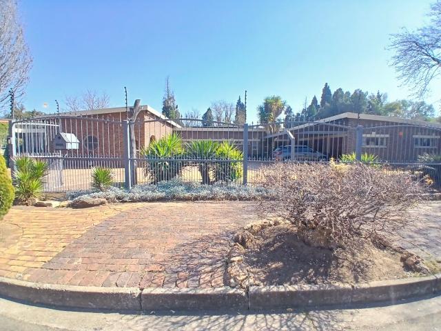 6 Bedroom House For Sale in Libradene
