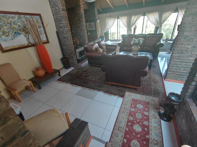 6 Bedroom House For Sale in Mondeor