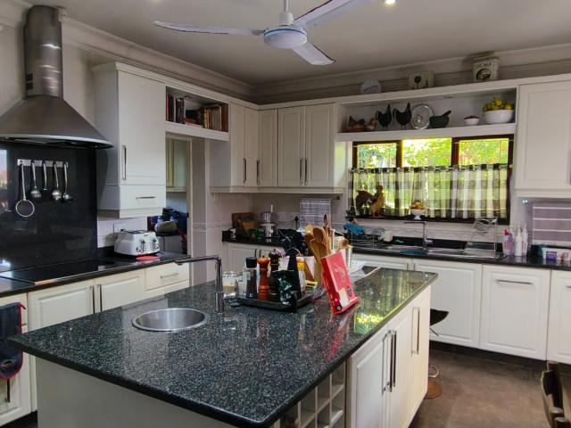 6 Bedroom House For Sale in Manaba Beach