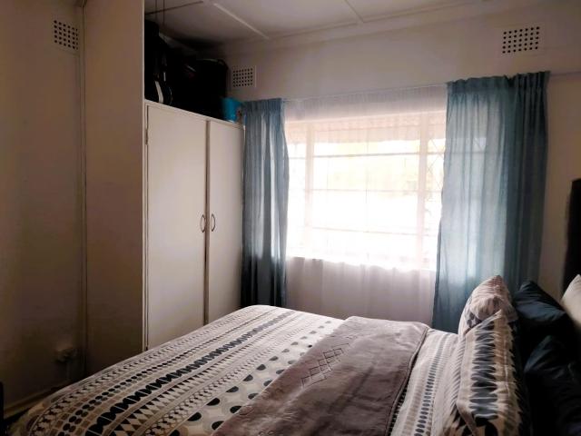 6 Bedroom House For Sale in Manors
