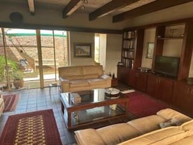6 Bedroom House For Sale in Murrayfield