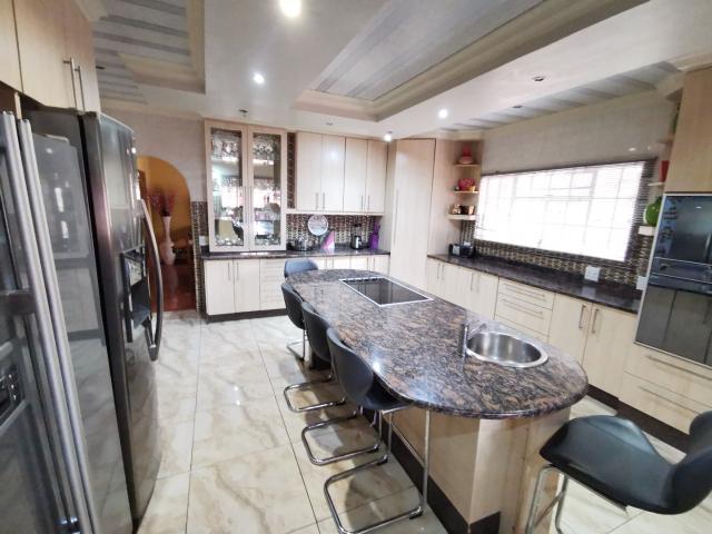 6 Bedroom House For Sale in Ninapark