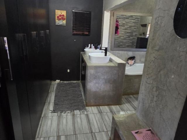 6 Bedroom House For Sale in Ninapark