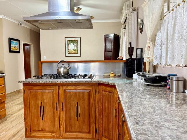 6 Bedroom House For Sale in Safari Gardens