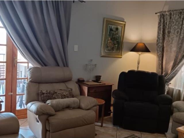 6 Bedroom House For Sale in Safari Gardens