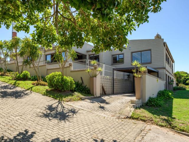 6 Bedroom House For Sale in Seaview