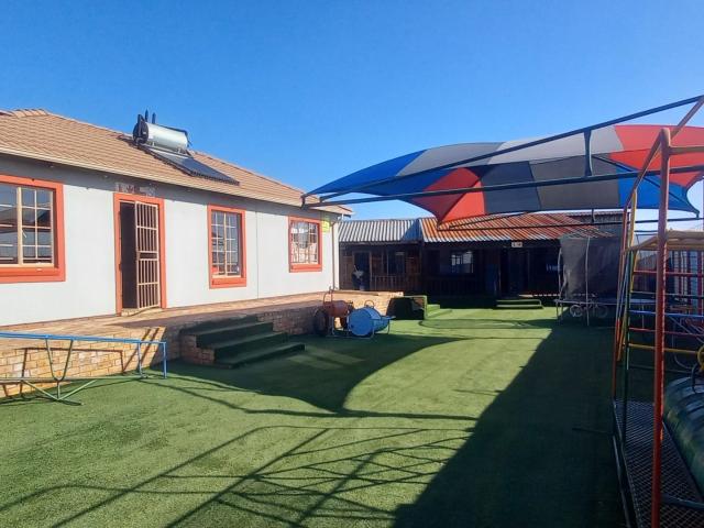 6 Bedroom House For Sale in Sky City