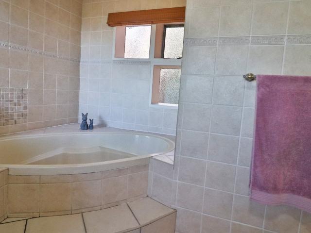 6 Bedroom House For Sale in Steiltes
