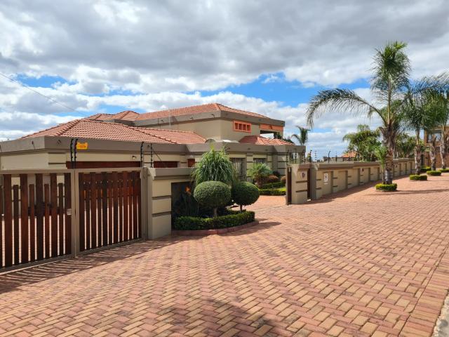 6 Bedroom House For Sale in Sterpark