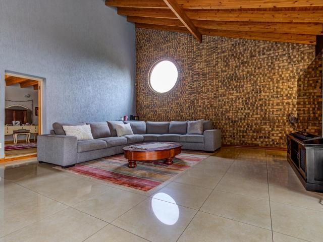 6 Bedroom House For Sale in Sunward Park