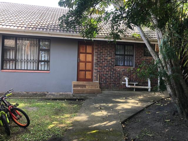 6 Bedroom House For Sale in Port Edward