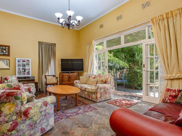 6 Bedroom House For Sale in Paarl Central West