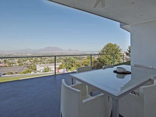 6 Bedroom House For Sale in Plattekloof 3