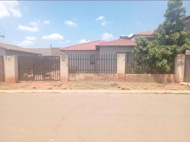 6 Bedroom House For Sale in Protea Glen