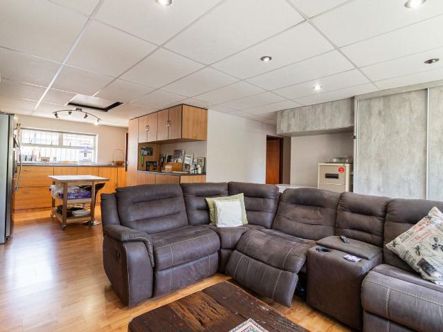 4 Bedroom House For Sale in Rondebosch East