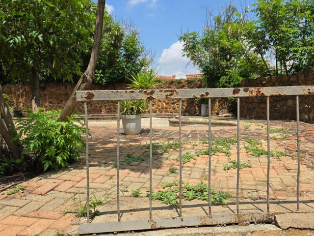 6 Bedroom House For Sale in Roosheuwel