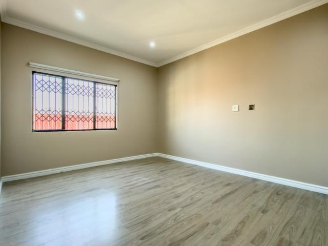 6 Bedroom House For Sale in Woodview