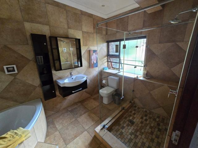 6 Bedroom House For Sale in White River Country Estate