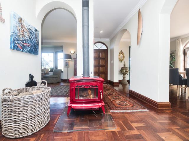 6 Bedroom House For Sale in Voelklip